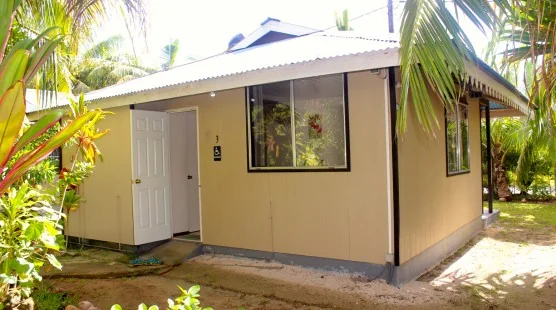 Un bungalow entouré de végétation.
