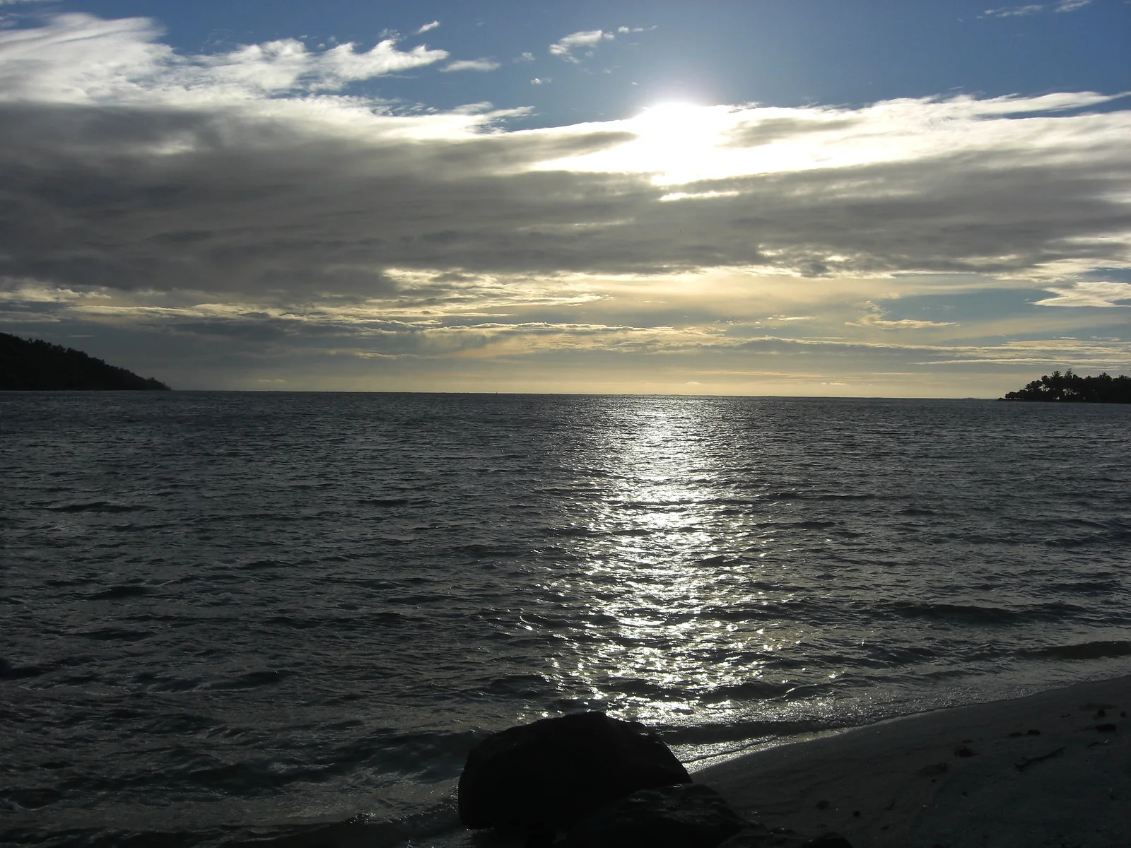 Le soleil derrière les nuages au-dessus de la mer à Parea.