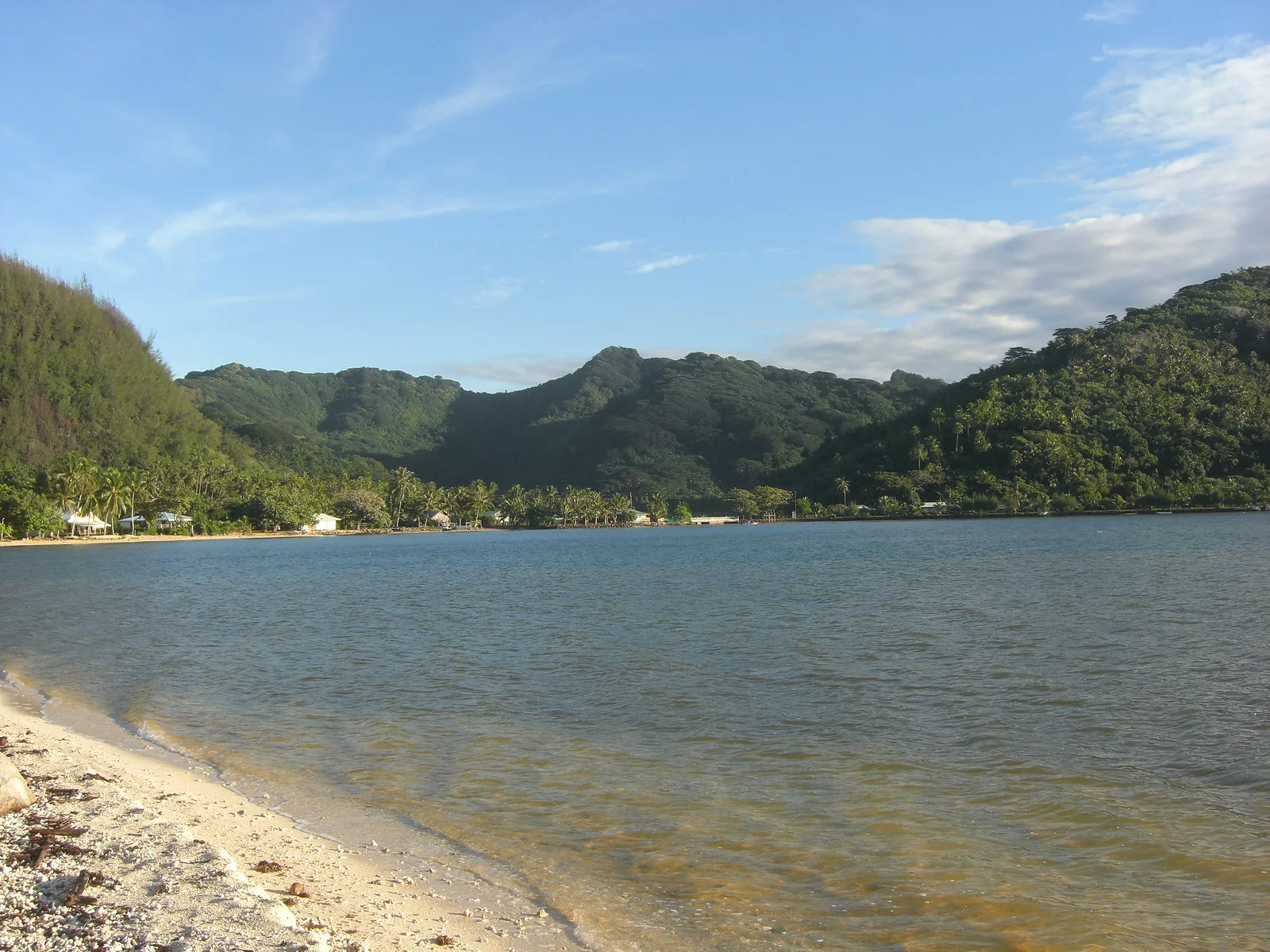 Les collines de Huahine Iti vues depuis la plage de Parea.