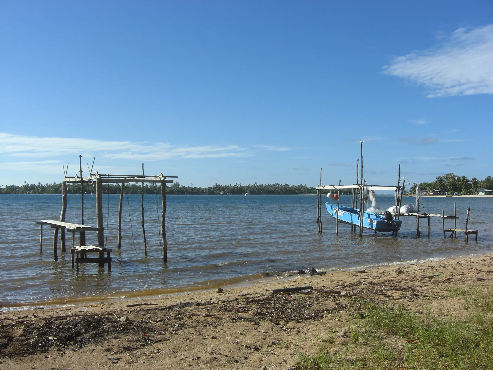 Des pirogues à balancier au bord du lagon à Parea.