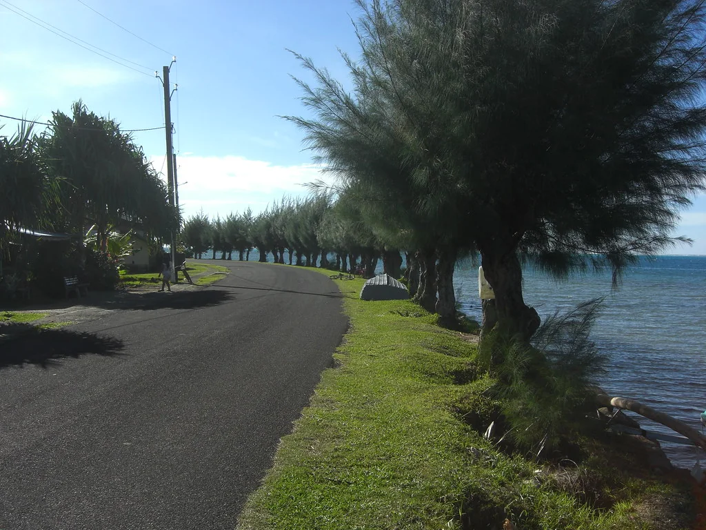 La route côtière à Parea sur Huahine Iti.