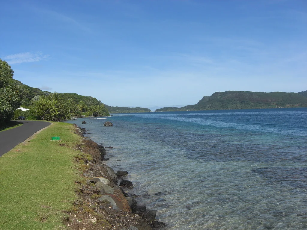 Le littoral et la route de Huahine.