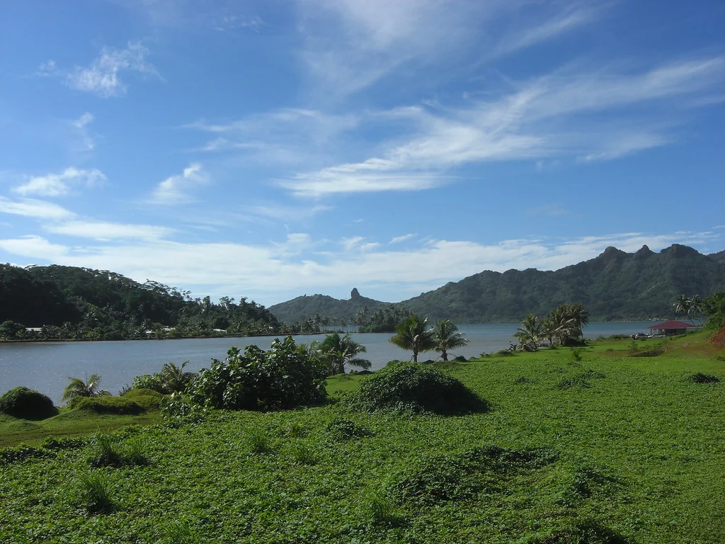 Le rivage et les prairies sous les reliefs de Huahine.