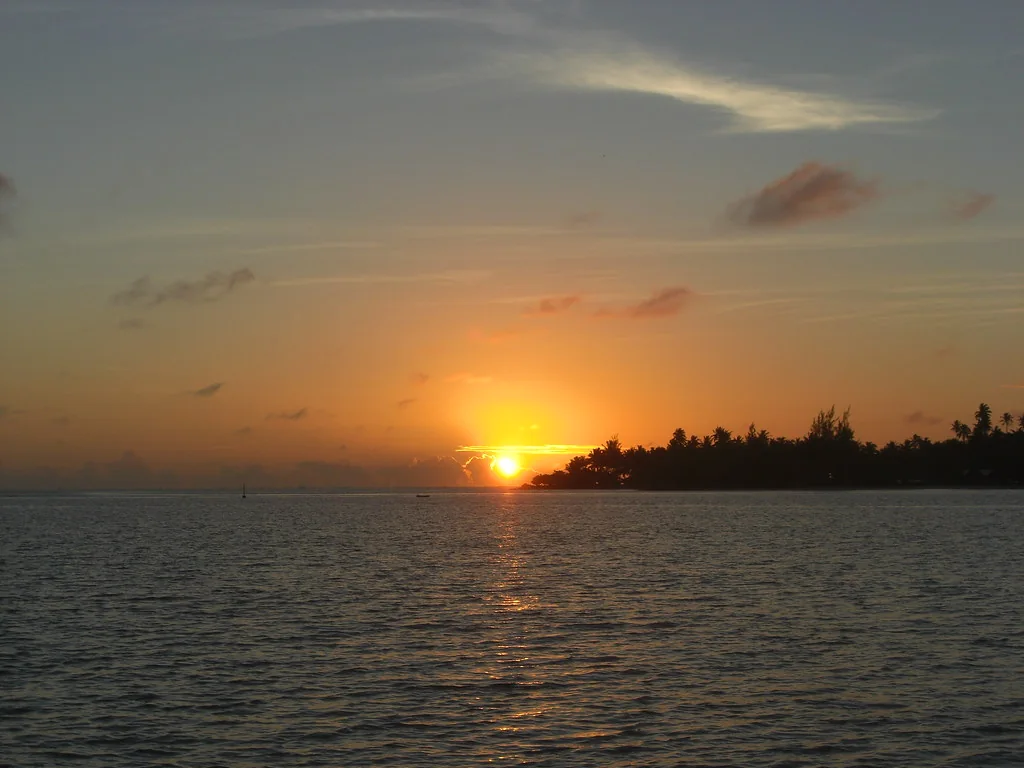 Le soleil se lève au-dessus de la mer à Parea.