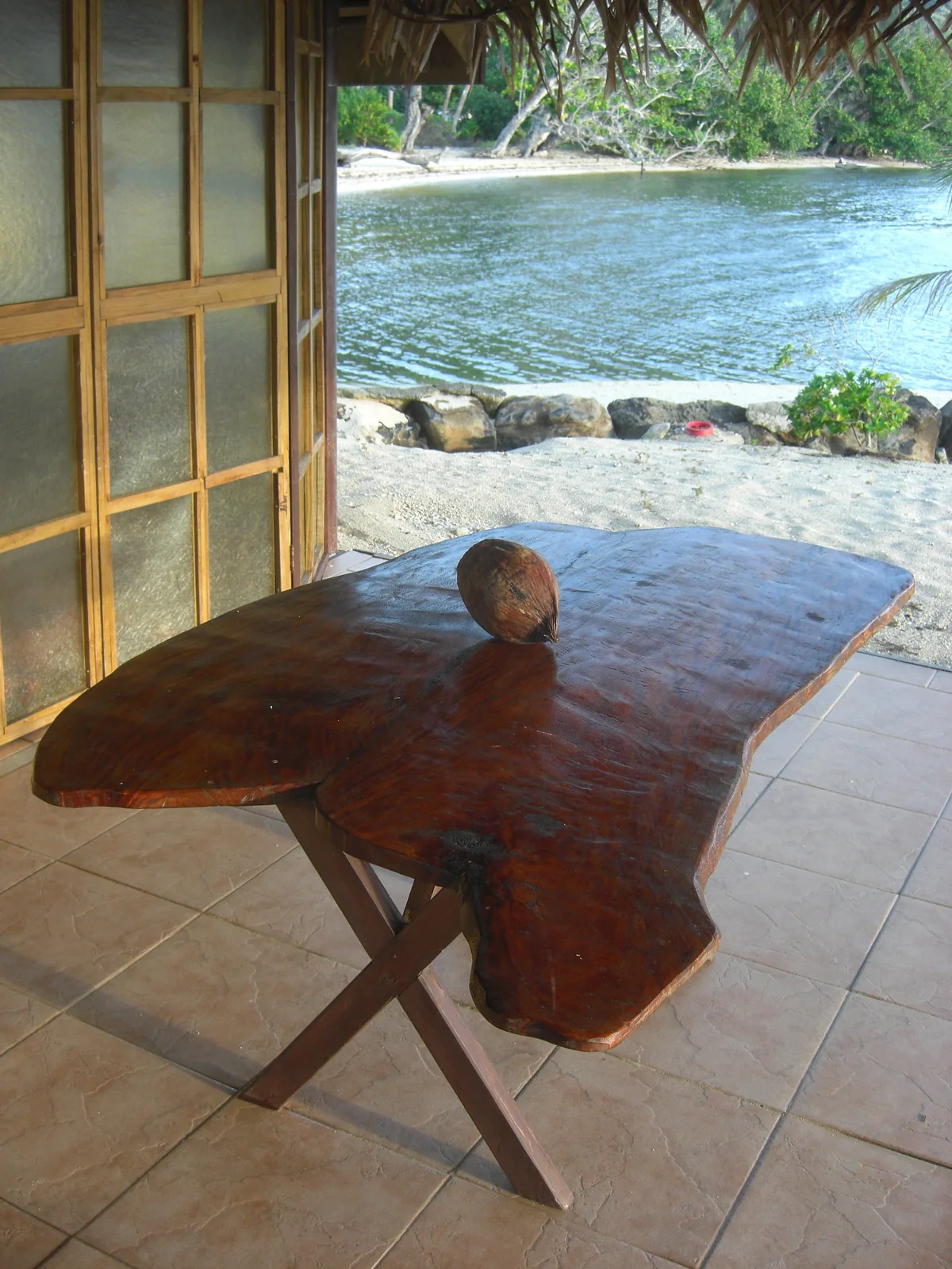 Une terrasse de bois au bord du lagon à Parea.