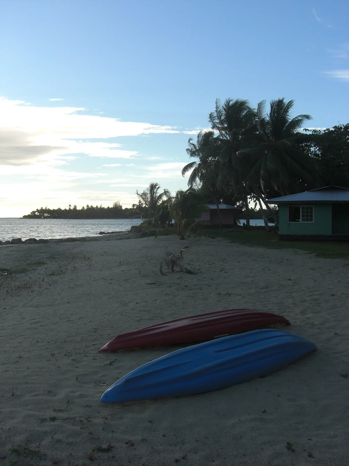 Des kayaks sur le sable de Parea au petit matin.