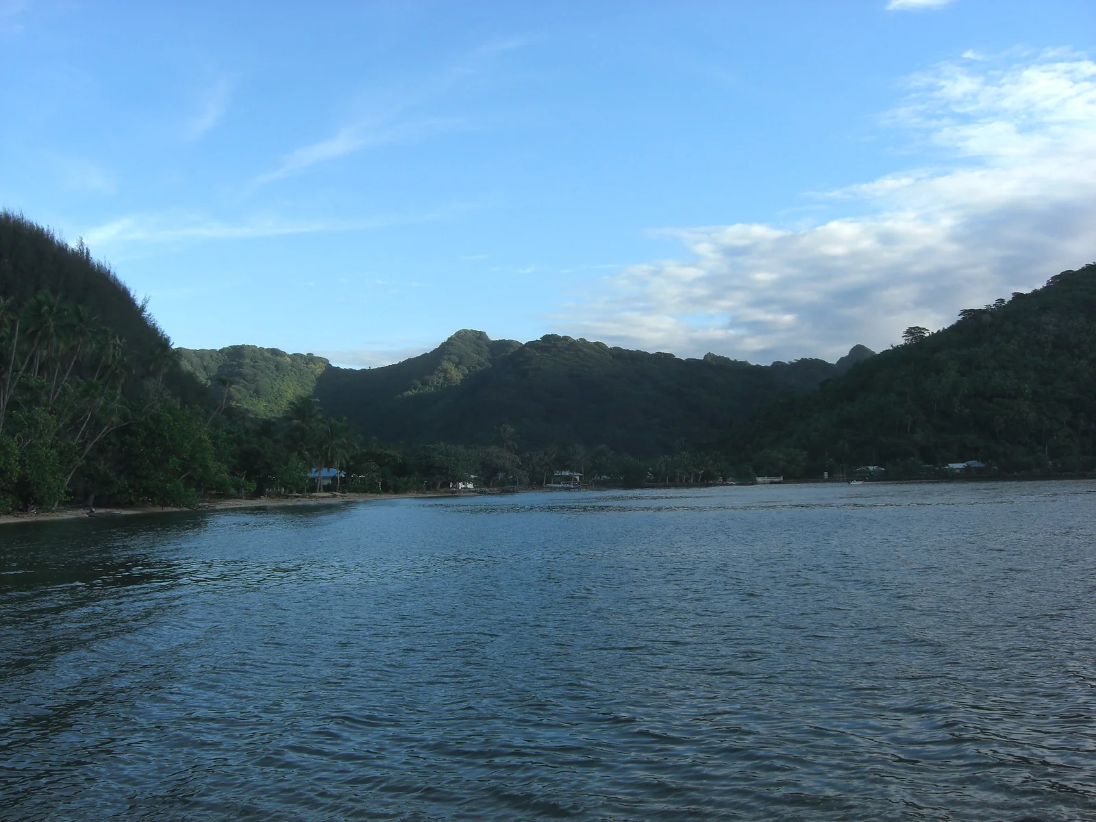 La baie bordant Parea et ses collines verdoyantes.