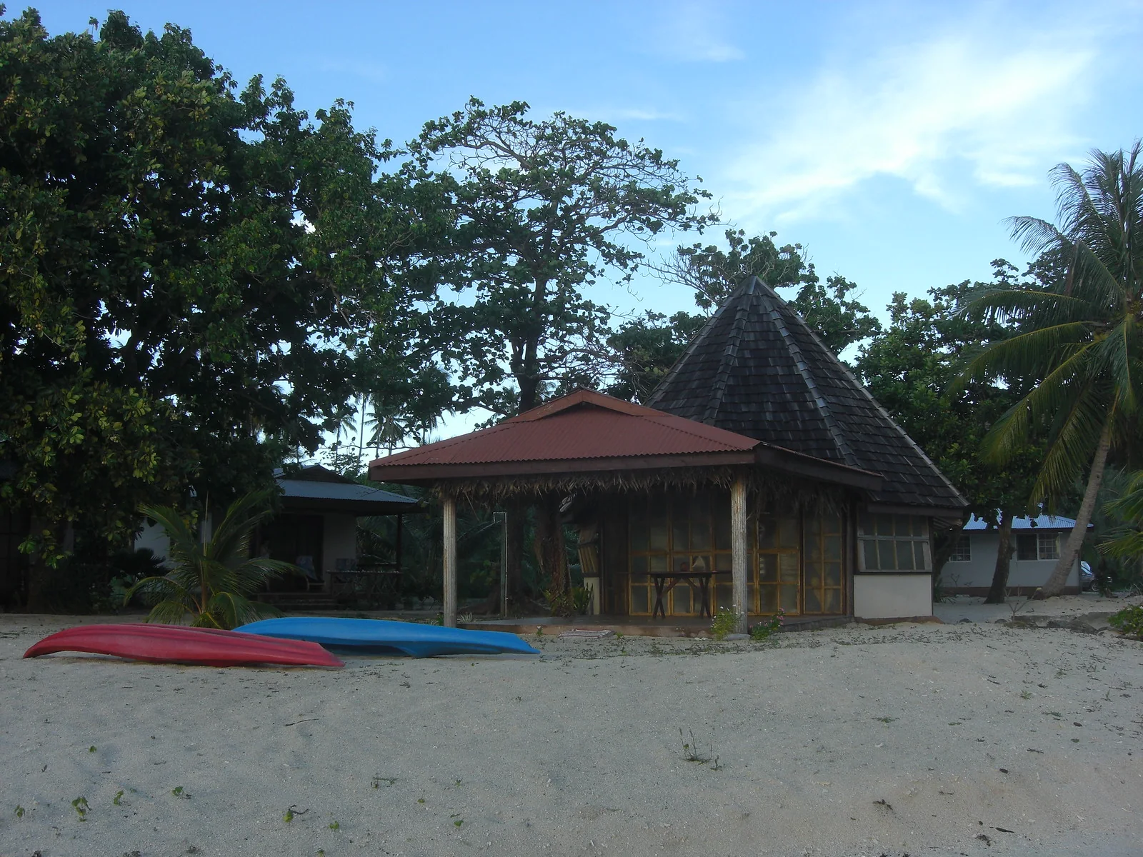 Des fare traditionnels sur le rivage de Parea.