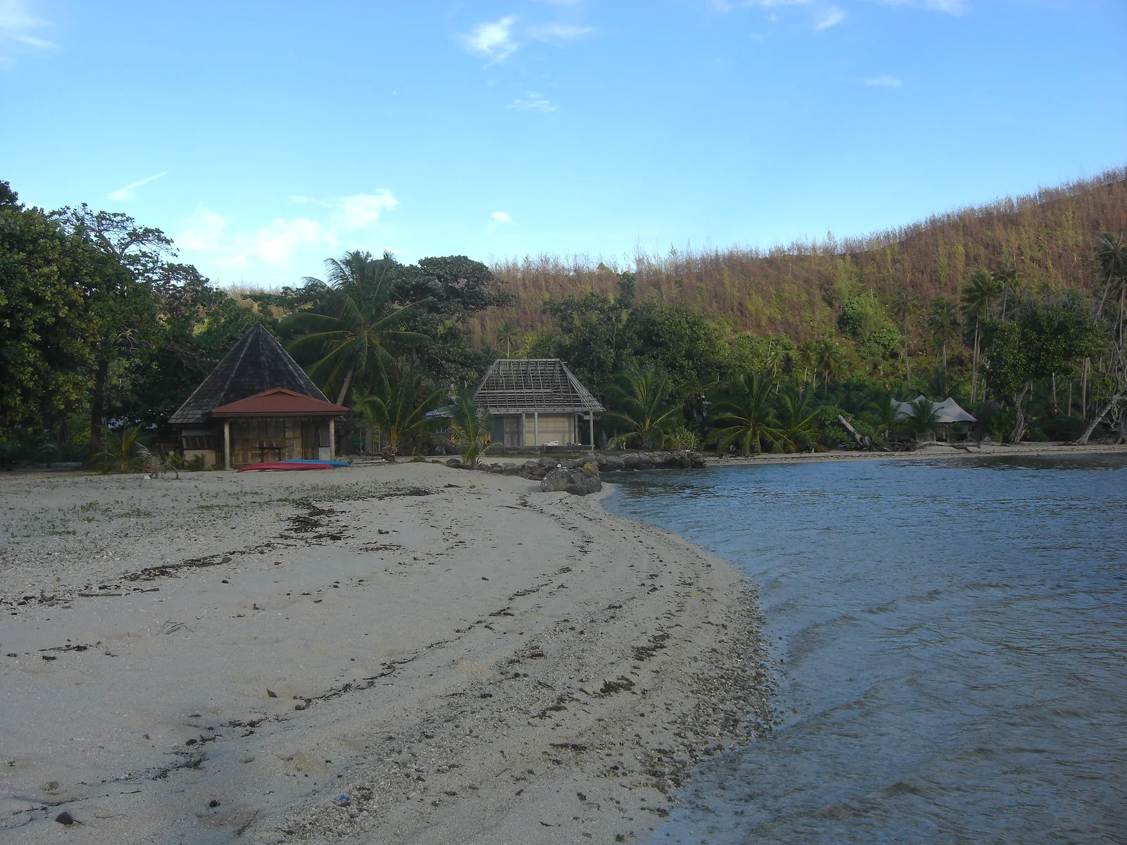 La plage et les reliefs autour de Parea.