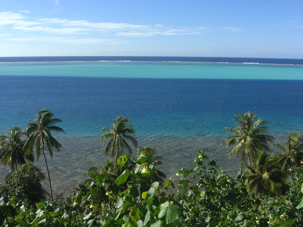 Le récif et le lagon de Huahine vus depuis la côte.