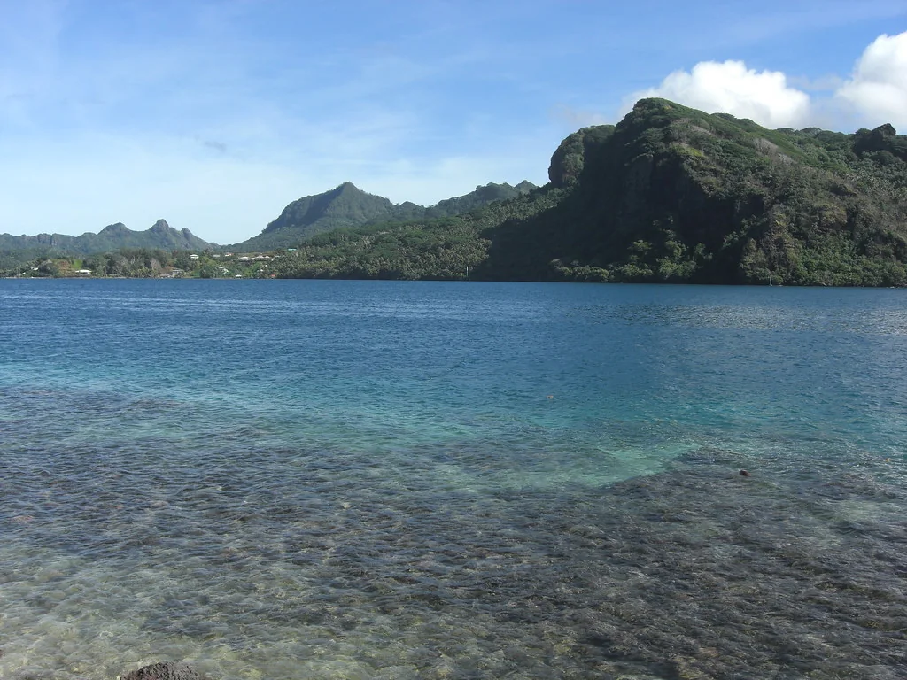 Les eaux transparentes d’une baie de Huahine.