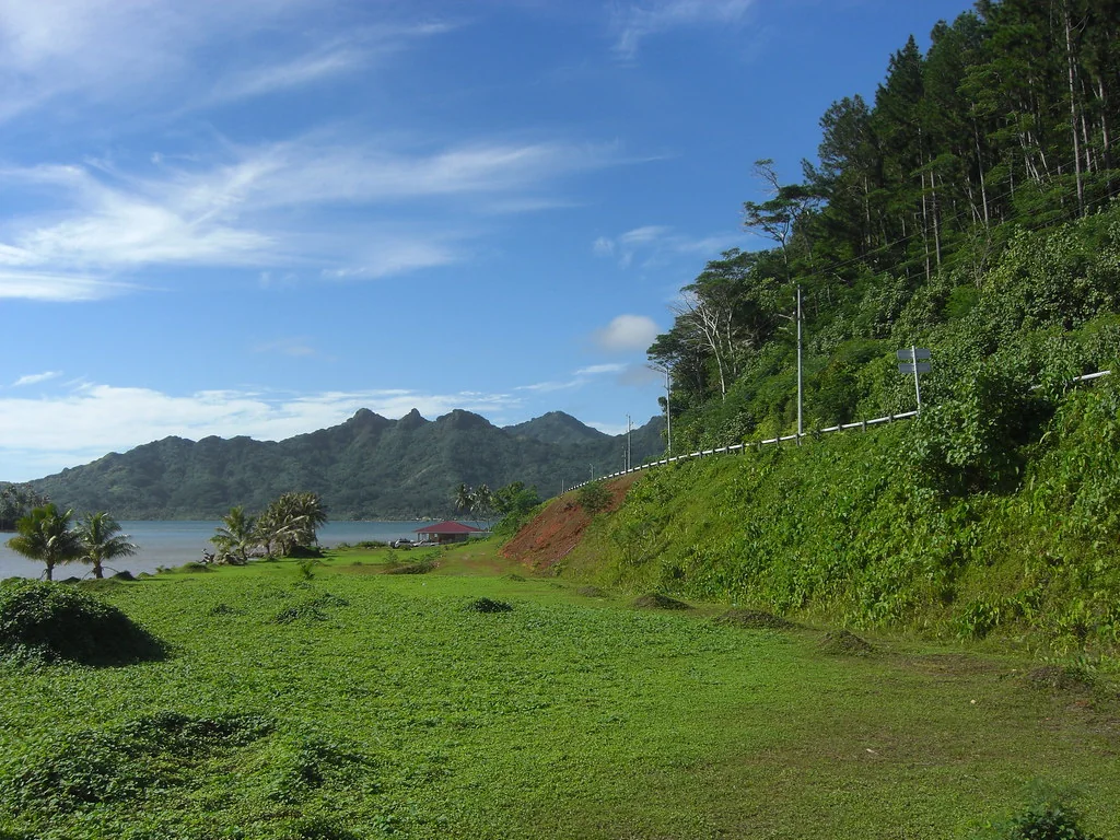 Les versants et la route côtière de Huahine.