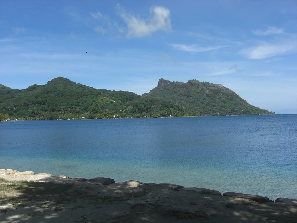 Les reliefs de Huahine au-dessus de la baie.