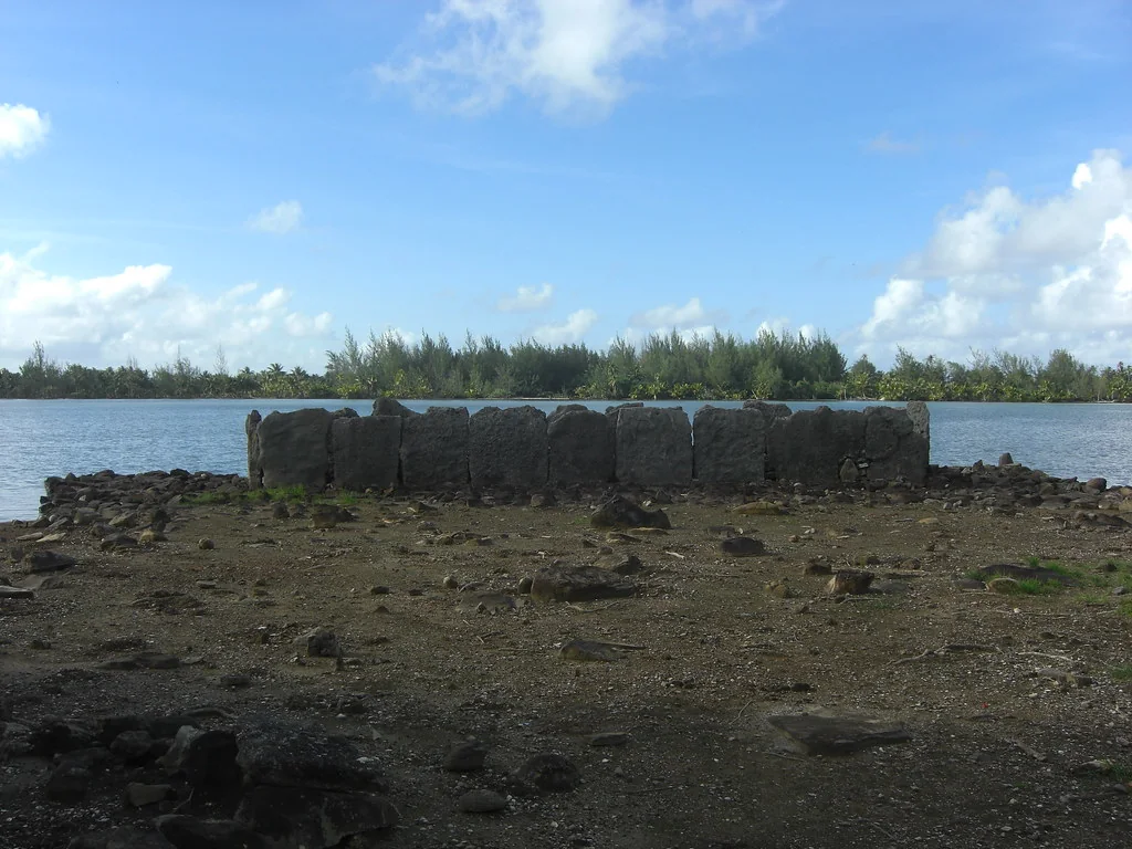 Les vestiges de pierres au bord du lagon de Huahine.
