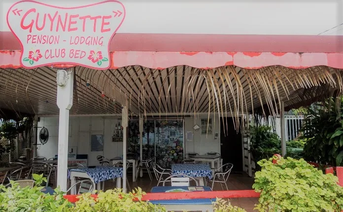 Façade et terrasse couverte de la pension Chez Guynette à Fare