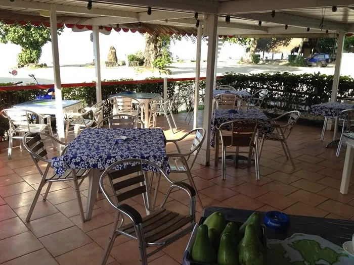 Tables de la terrasse du restaurant Chez Guynette