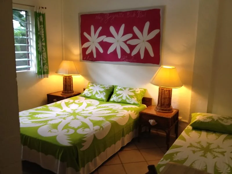 Chambre à deux lits de Chez Guynette, décorée de motifs polynésiens
