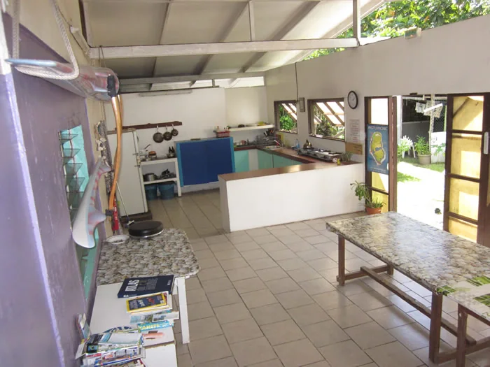 Cuisine commune ouverte de la pension Chez Guynette