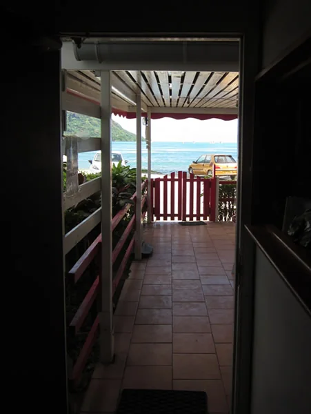 Passage de la pension Chez Guynette donnant sur la terrasse et le front de mer