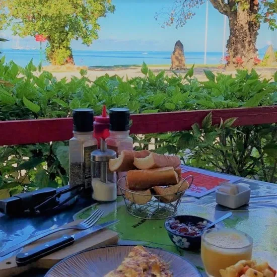 Petit déjeuner servi sur la terrasse de Chez Guynette