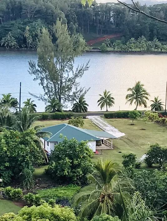 Maison Chez Here-Ata dans son jardin au bord de la baie de Maroe