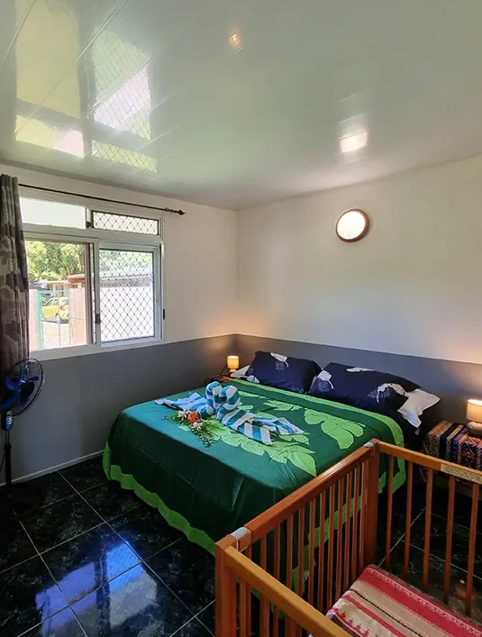 Seconde chambre de Chez Here-Ata avec lit double et lit bébé