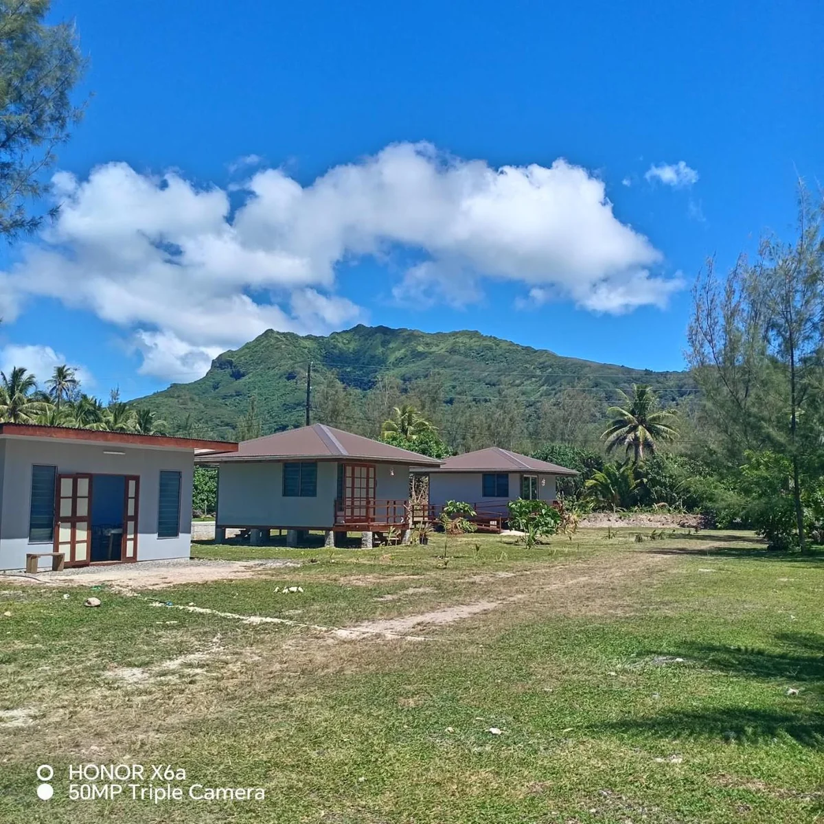 Bâtiments et terrain de Hitimahana Lodge à Maeva