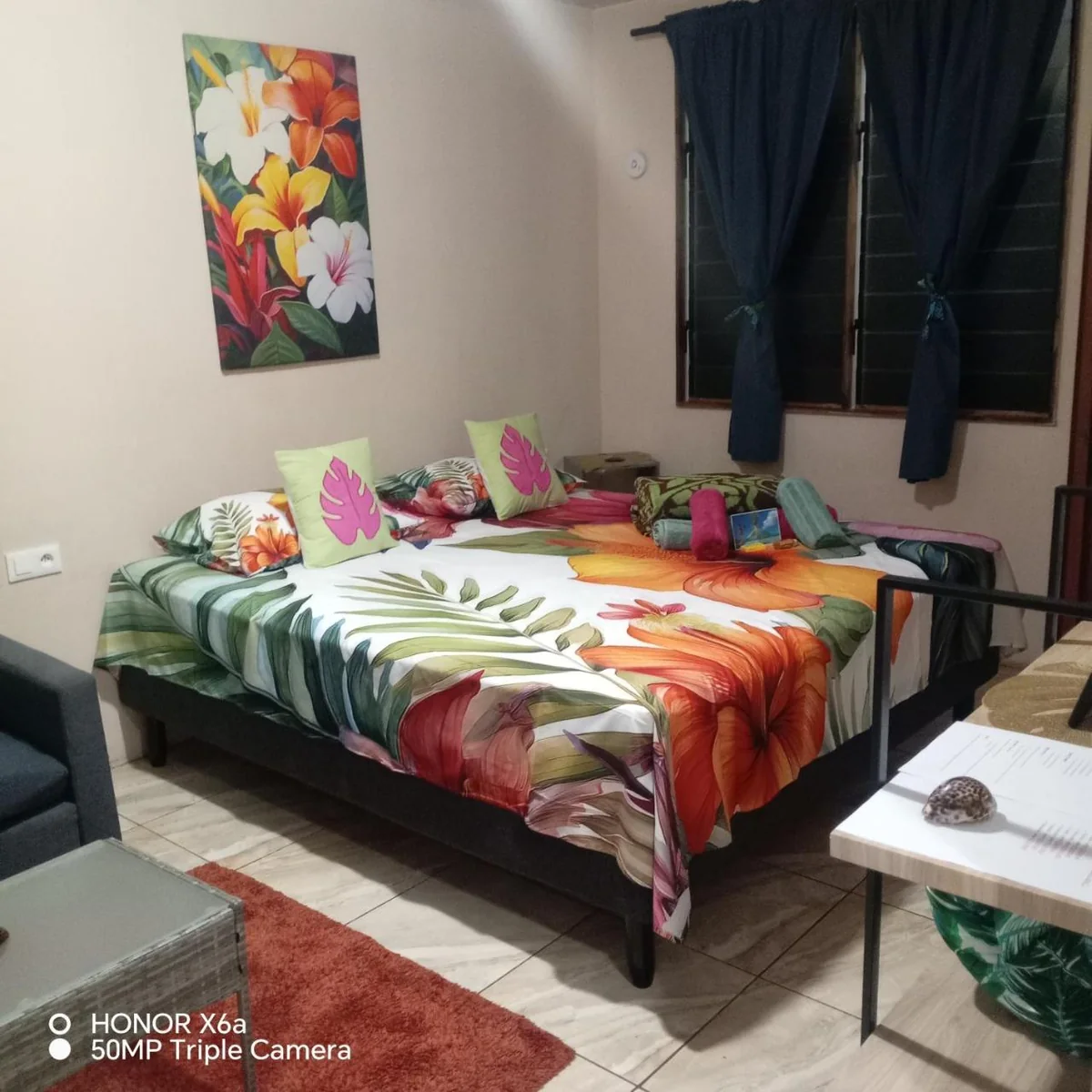 Chambre avec lit double et décoration florale à Hitimahana Lodge