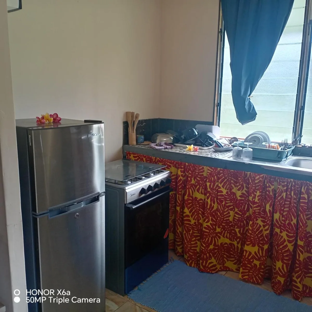 Kitchenette avec réfrigérateur et évier à Hitimahana Lodge