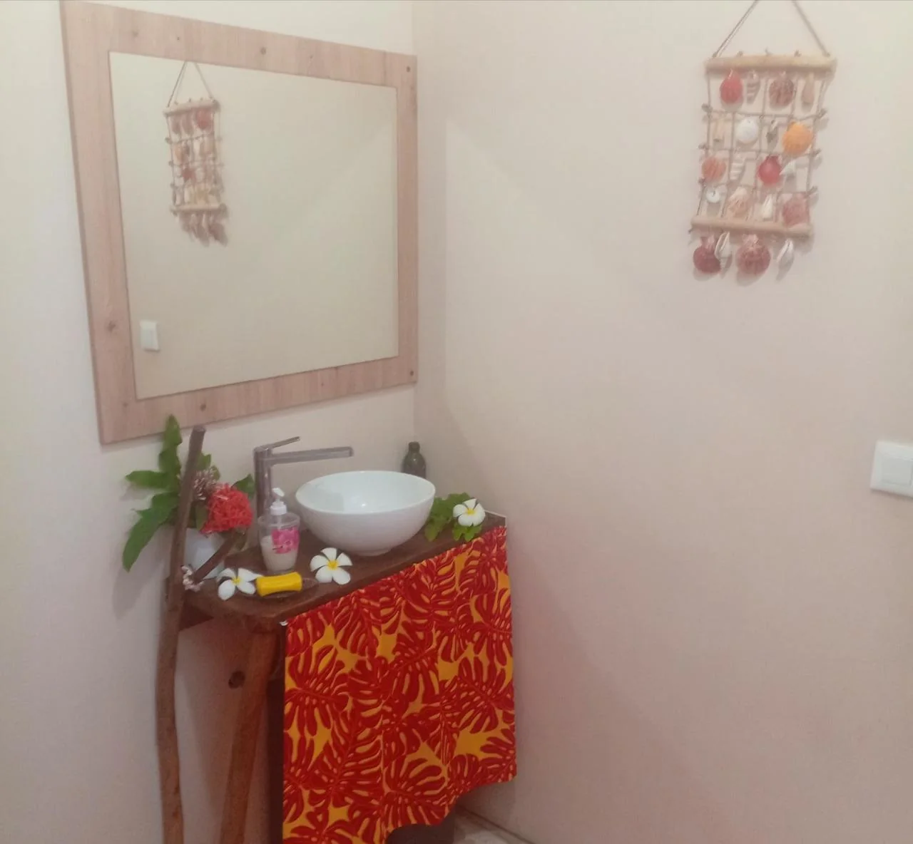 Vasque et miroir de la salle de bains à Hitimahana Lodge