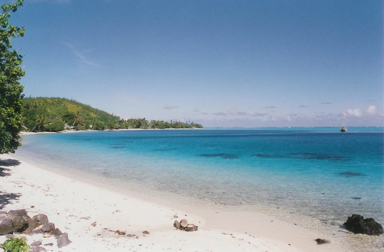 La plage de la baie d’Avea à Huahine.