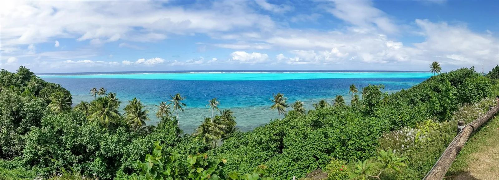Le lagon de Huahine bordé de cocotiers.