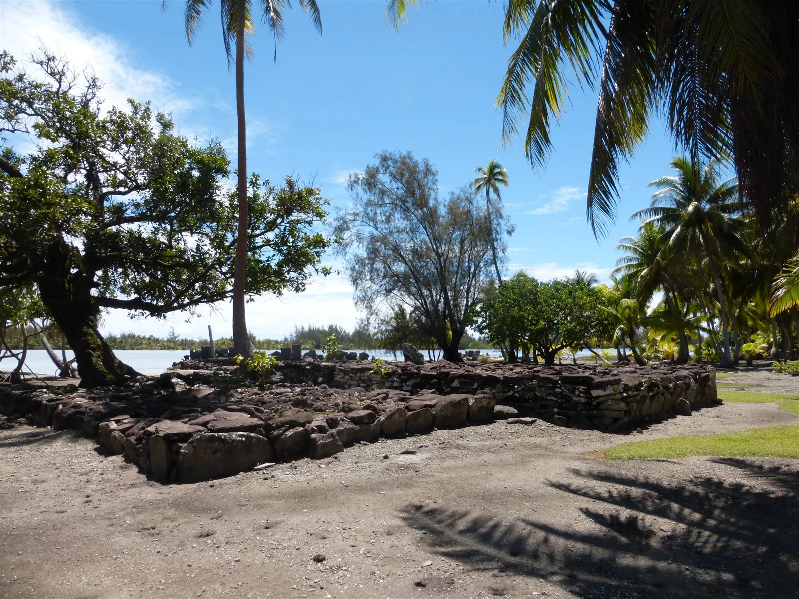 Les vestiges de marae à Maeva, sur Huahine.