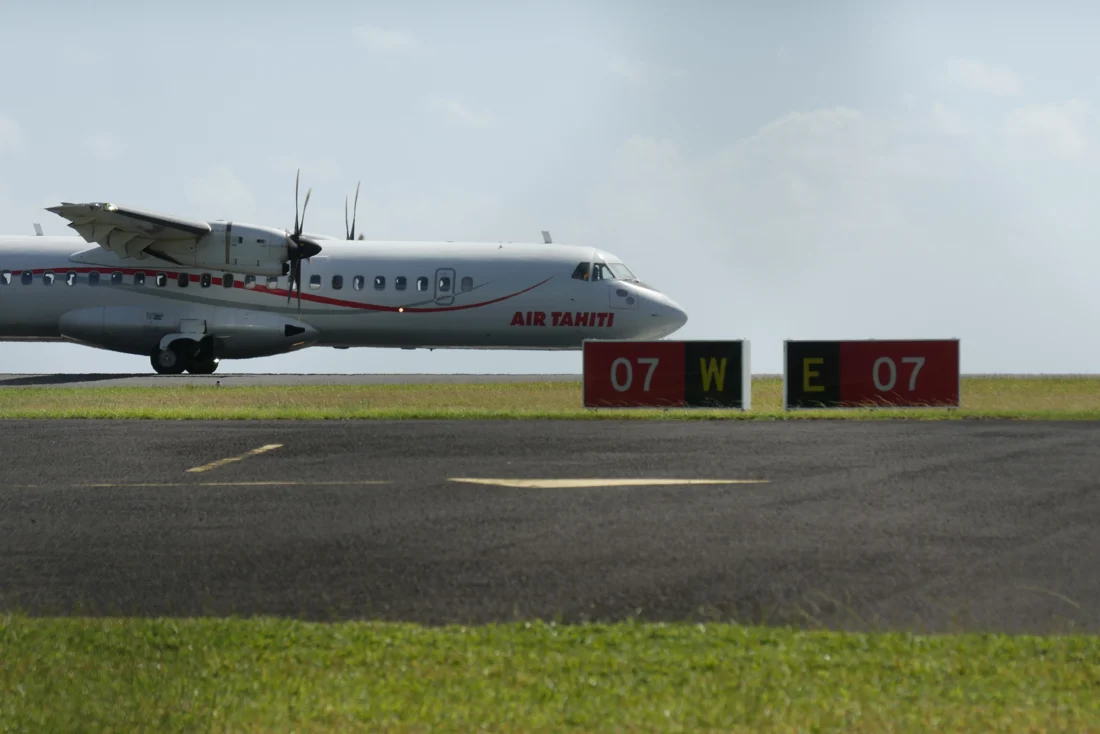 Un avion Air Tahiti sur la piste de l’aéroport de Huahine.