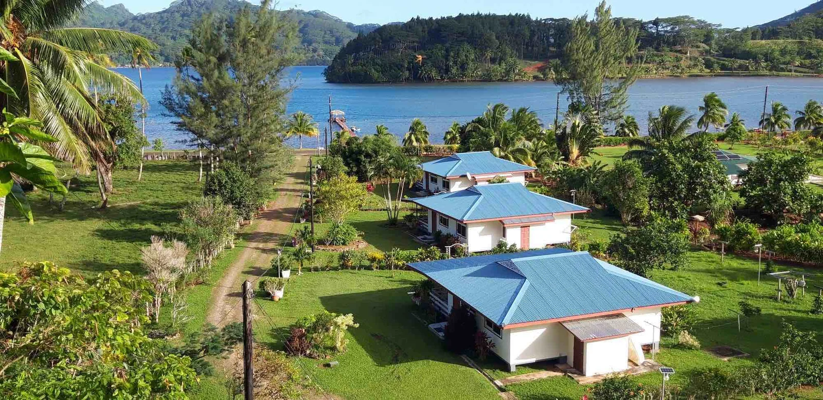 Vue d’ensemble des villas Huahine Vacances face à la baie de Maroe