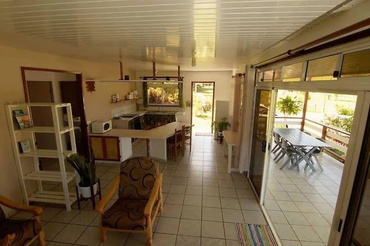 Pièce de vie avec cuisine ouverte d’une villa Huahine Vacances