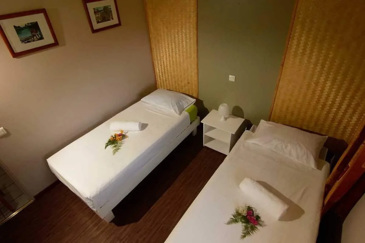 Chambre à deux lits simples dans une villa Huahine Vacances