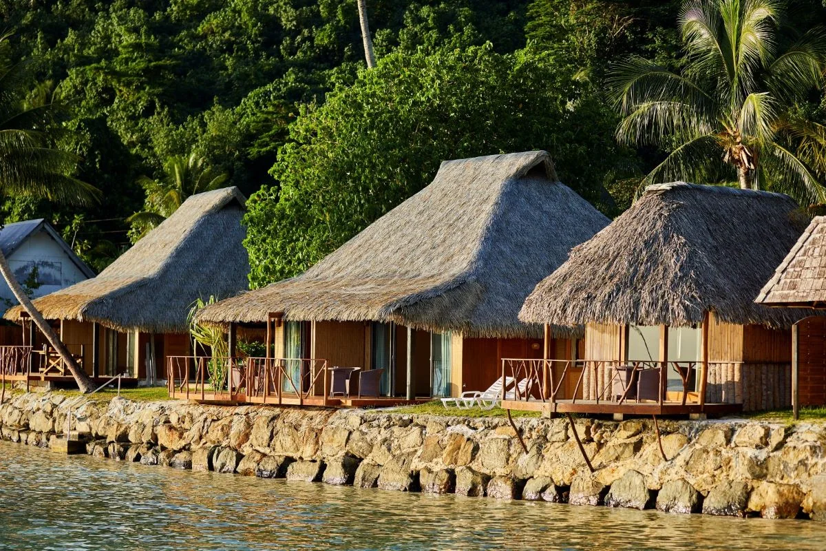 Bungalows au bord du lagon.