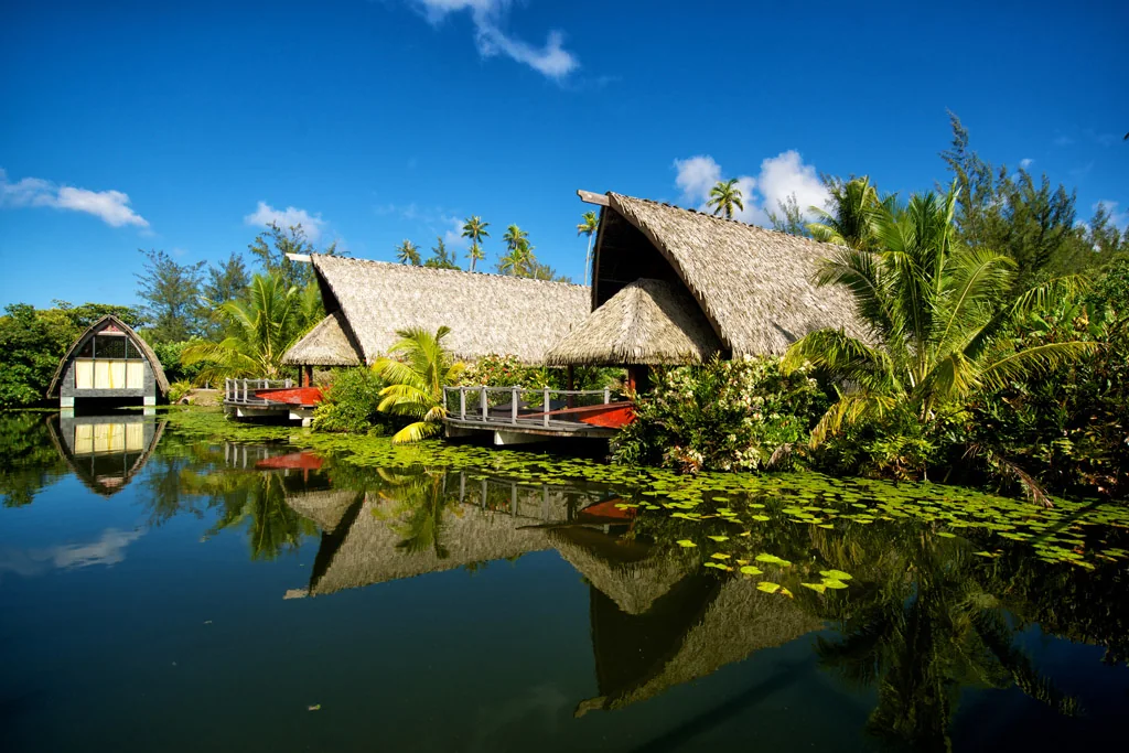 Les bungalows autour du lac et des jardins.