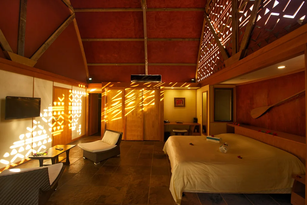 Chambre et salon dans un bungalow.