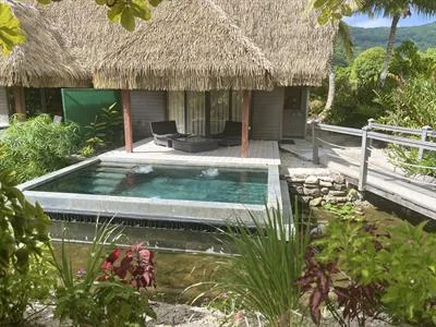 Terrasse avec bassin privatif d’un bungalow jardin.