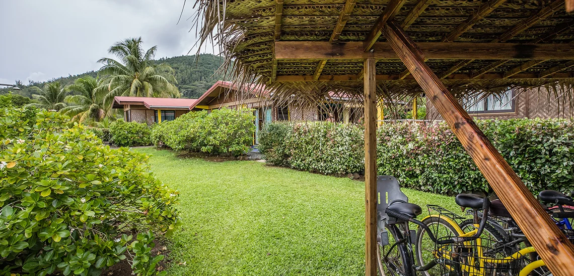 Jardin et abri pour les vélos à la Pension Meherio i Huahine