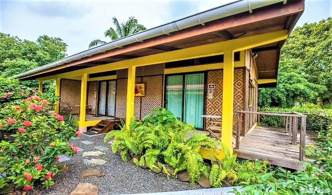 Bungalow jaune et terrasse végétalisée à la Pension Meherio i Huahine