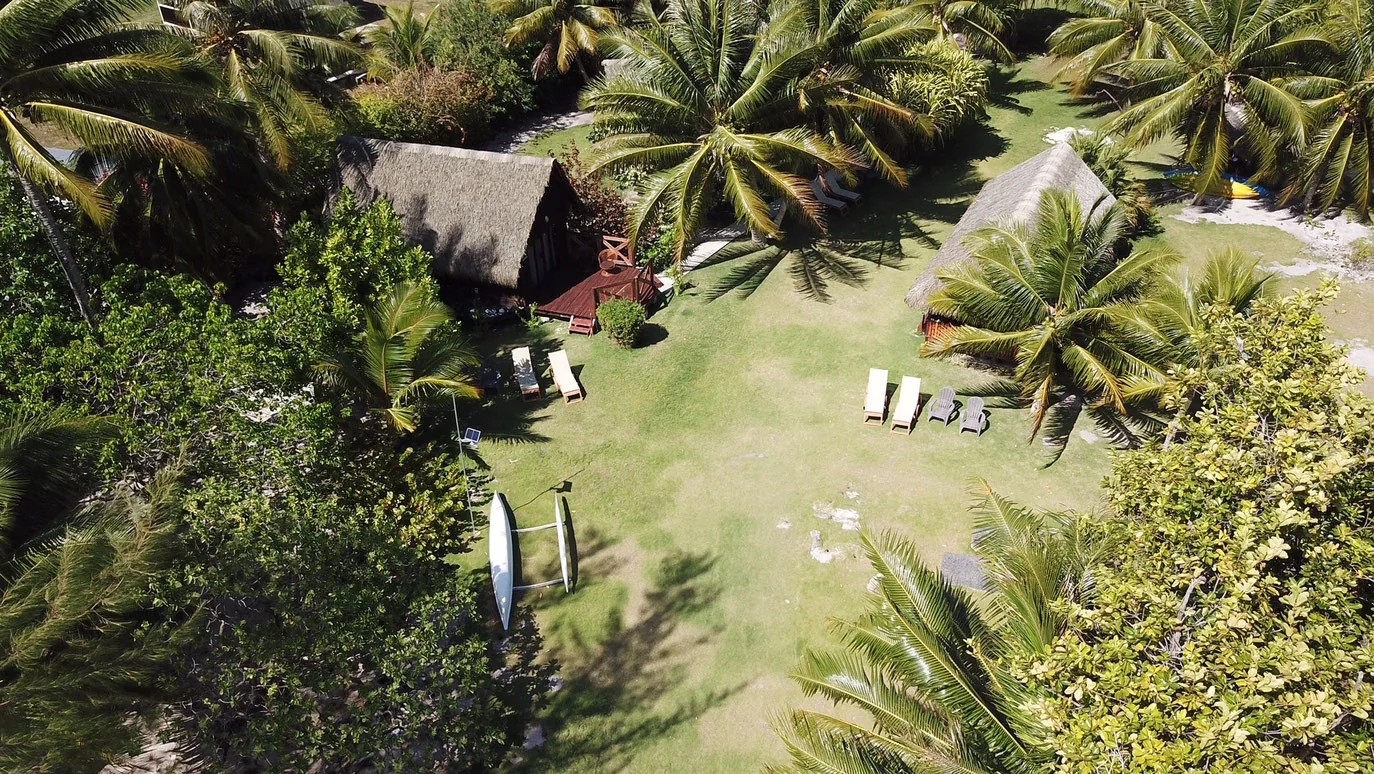 Vue aérienne des bungalows et du jardin du Moana Lodge