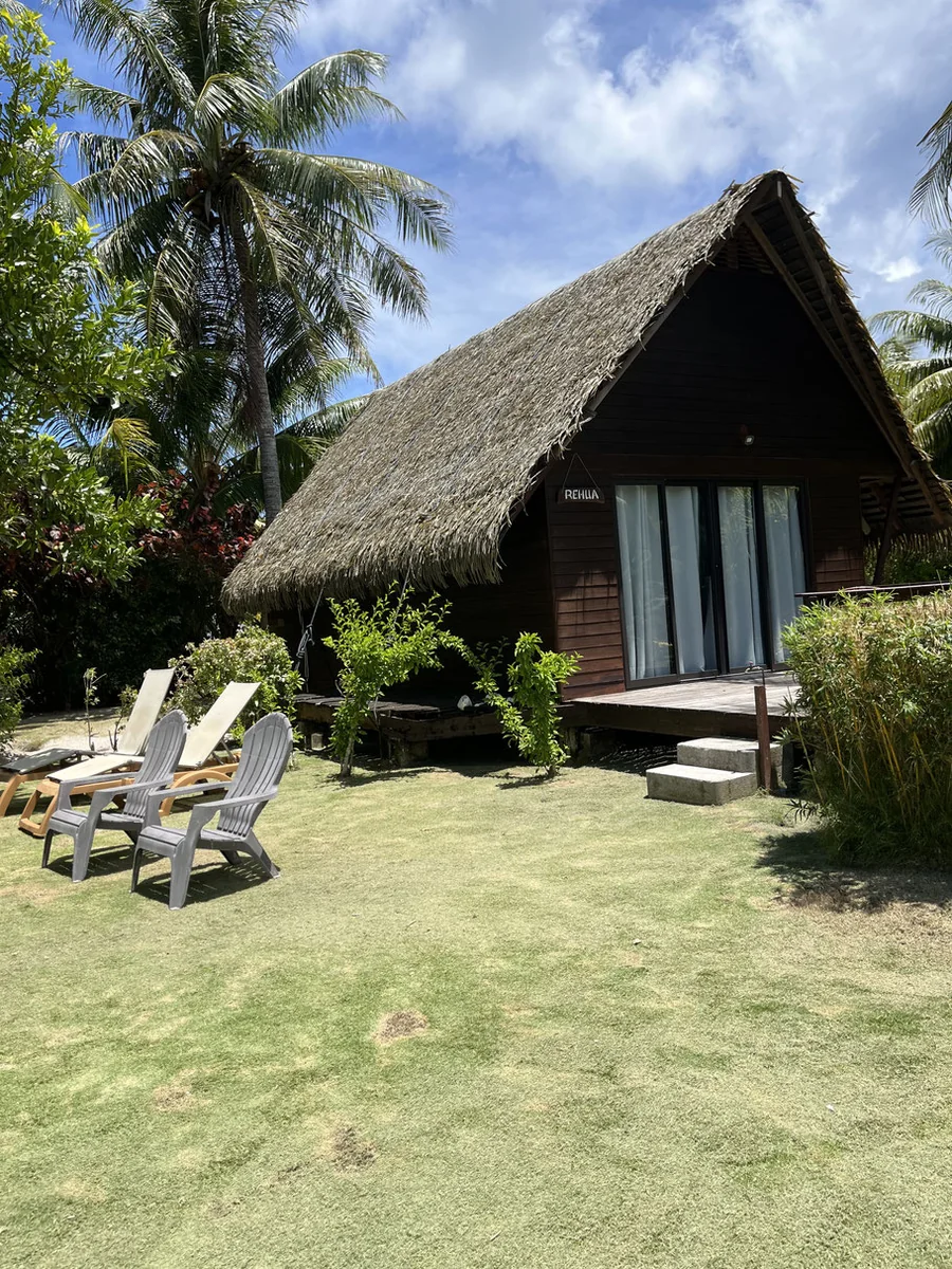 Bungalow du Moana Lodge avec terrasse et transats