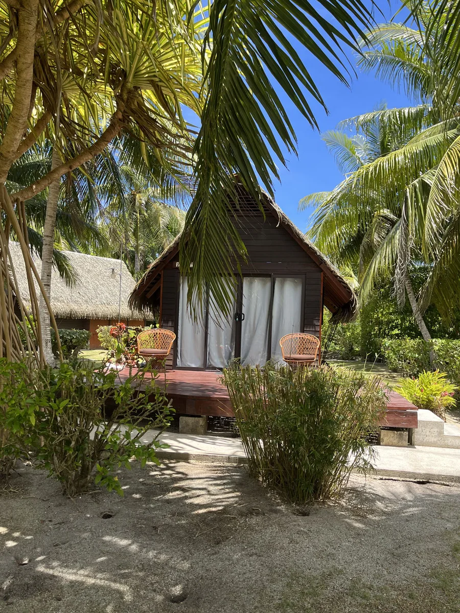 Bungalow du Moana Lodge dans le jardin tropical