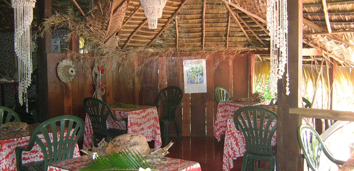 Salle à manger du Motel Vanille sous une charpente traditionnelle