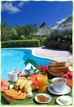 Petit déjeuner du Motel Vanille au bord de la piscine