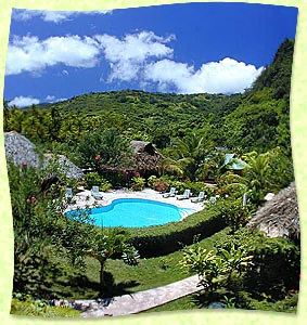 Piscine du Motel Vanille vue depuis les bungalows