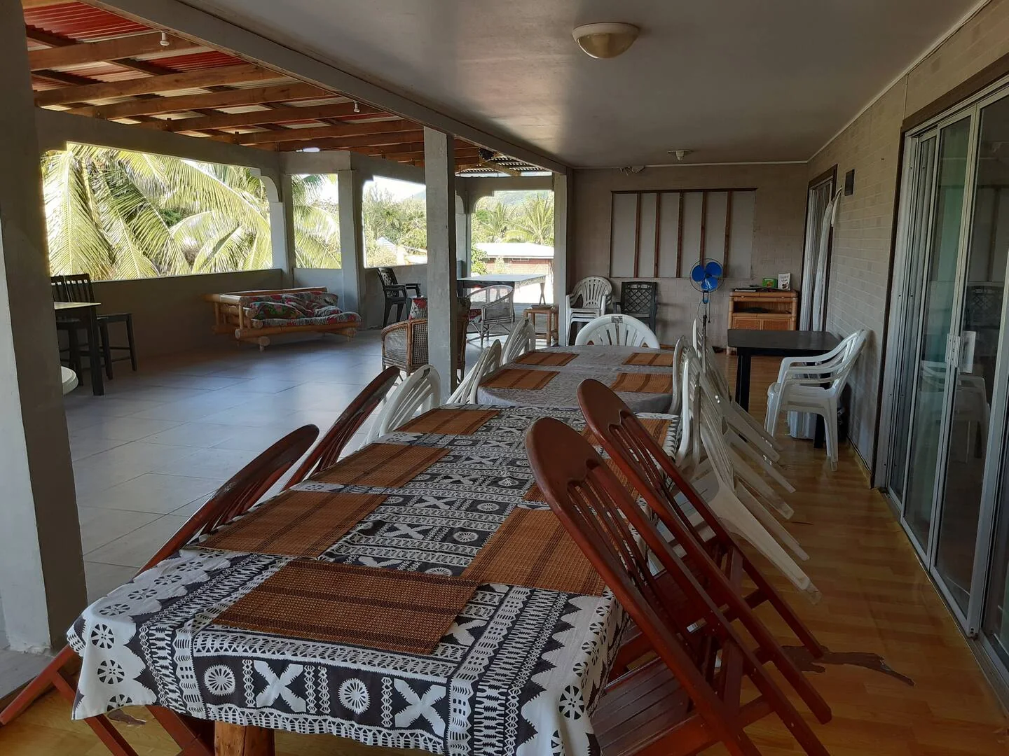 Salle à manger ouverte sur la terrasse à la Pension Poe Huahine